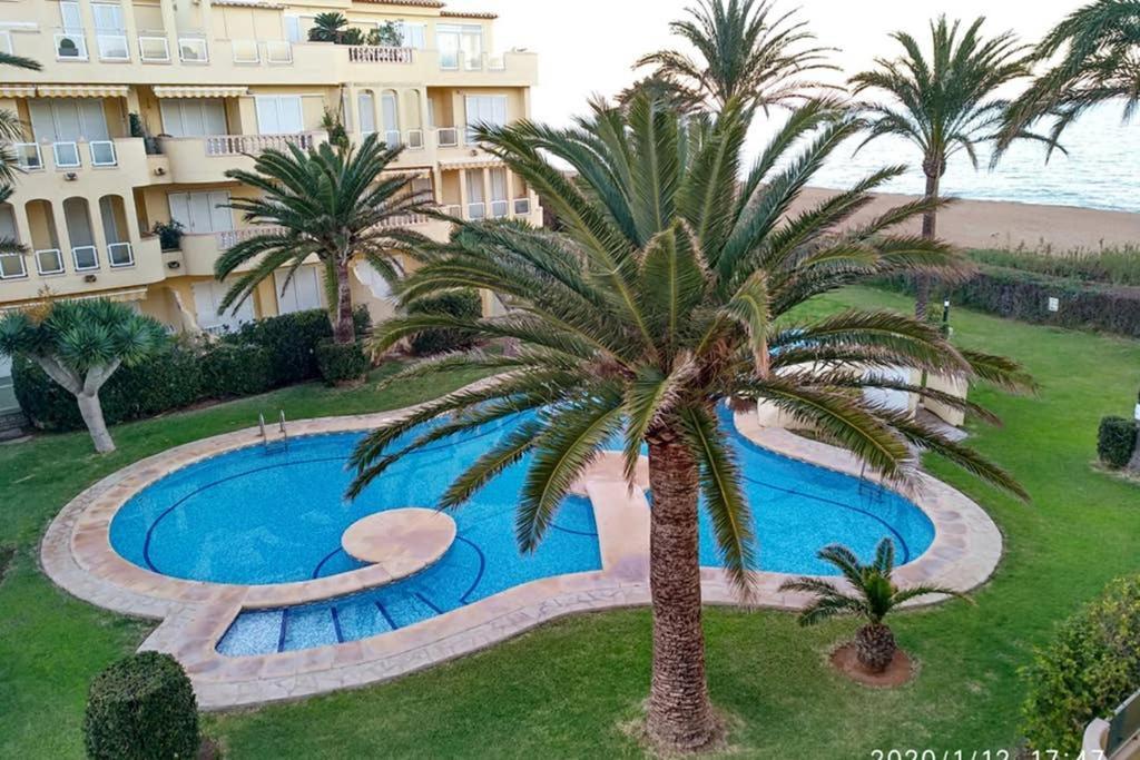 Estupendo Apartamento En Primera Linea De Playa Y Con Vistas Al Mar Denia Bagian luar foto