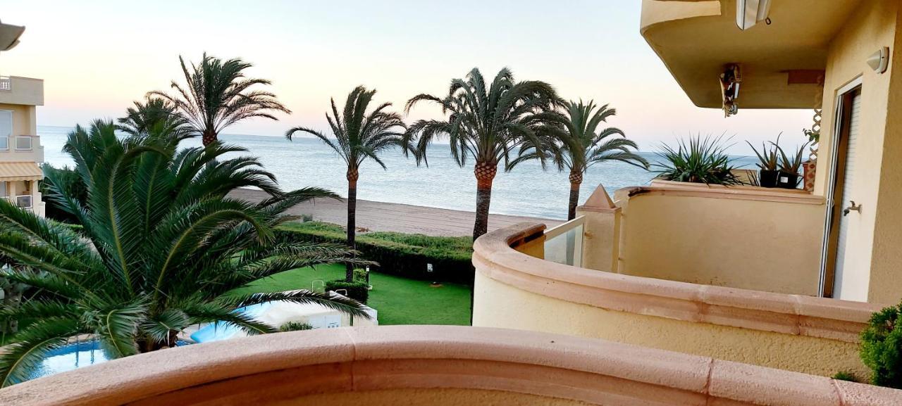 Estupendo Apartamento En Primera Linea De Playa Y Con Vistas Al Mar Denia Bagian luar foto