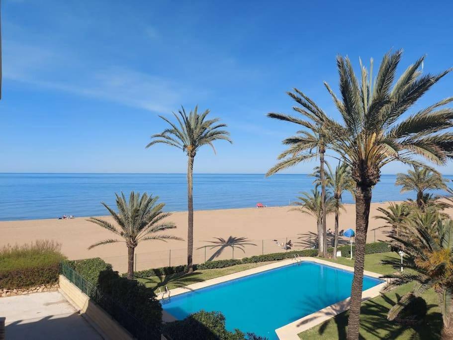 Estupendo Apartamento En Primera Linea De Playa Y Con Vistas Al Mar Denia Bagian luar foto