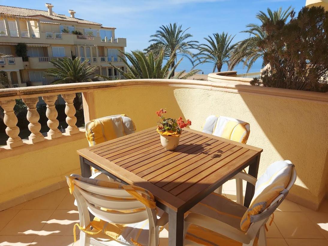 Estupendo Apartamento En Primera Linea De Playa Y Con Vistas Al Mar Denia Bagian luar foto