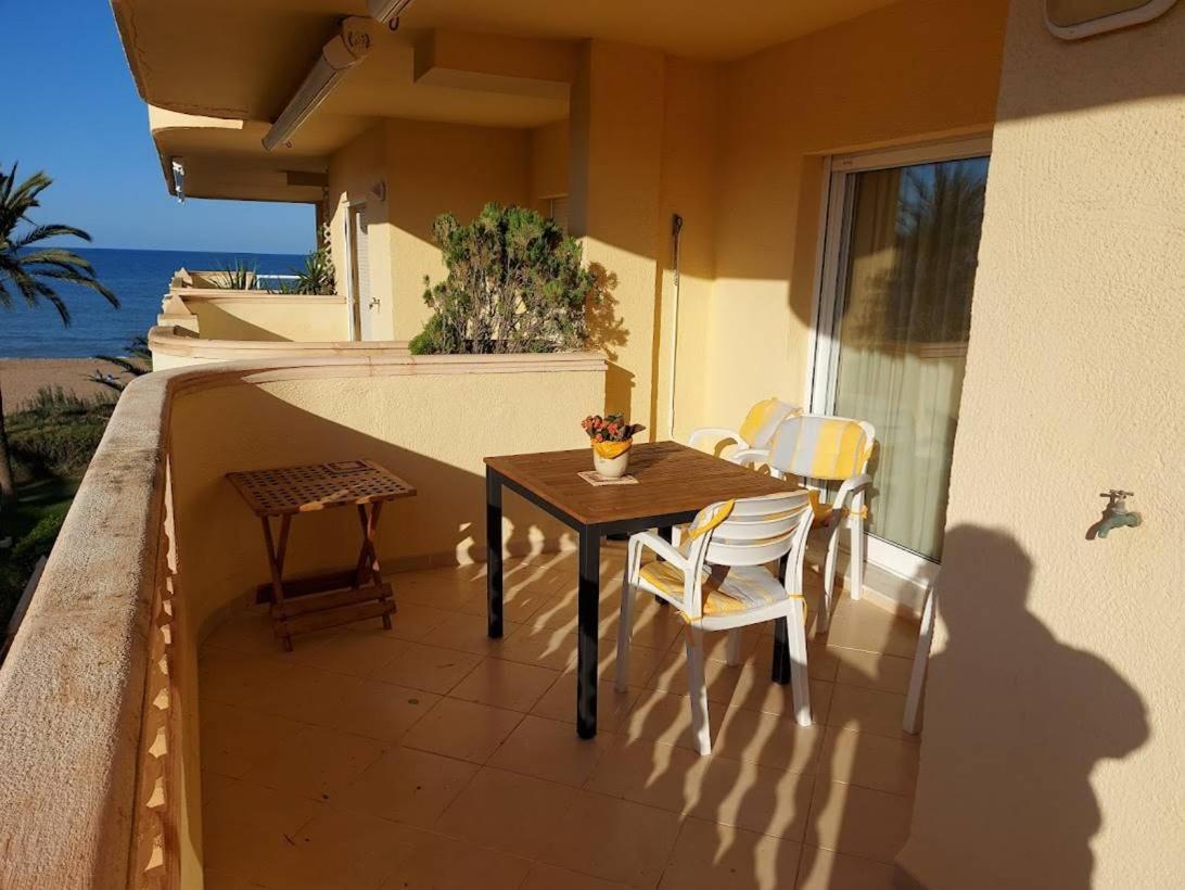 Estupendo Apartamento En Primera Linea De Playa Y Con Vistas Al Mar Denia Bagian luar foto